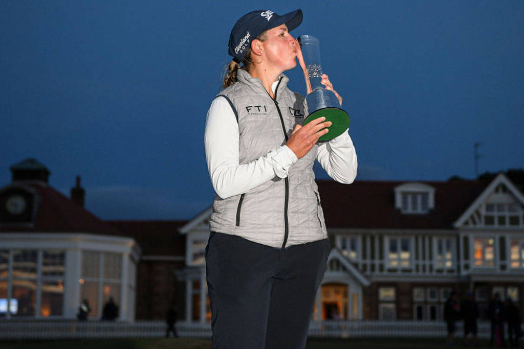 Ashleigh Buhai kisses the AIG Women's Open trophy